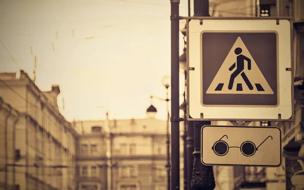 Drodze znak lub ulicę pieszych znak z efektem sepii — Zdjęcie stockowe