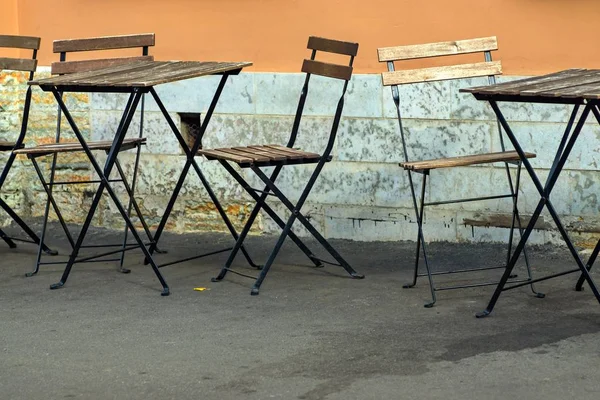 Mesas de verão e cadeiras de rua — Fotografia de Stock