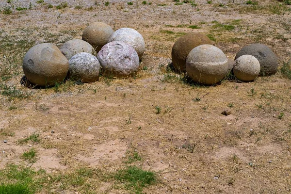 Esferas de pedra velhas ou núcleos — Fotografia de Stock