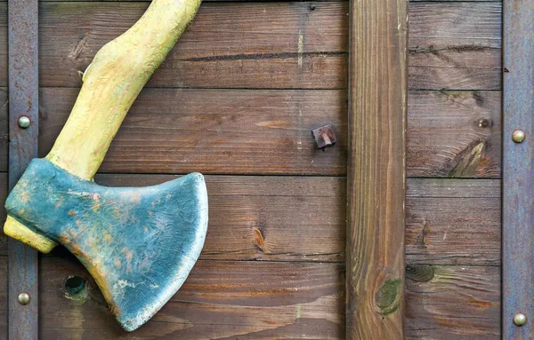 ahşap bir duvar bir eski balta