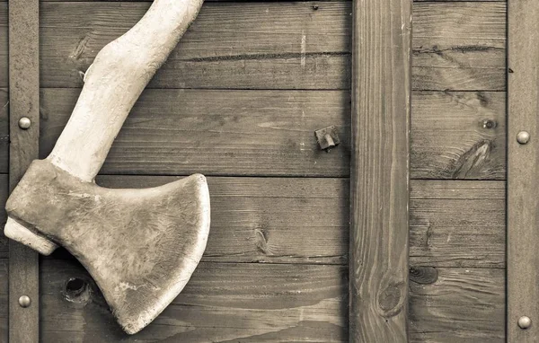 ahşap bir duvar bir eski balta