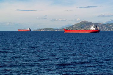 deniz manzara ve kargo gemileri