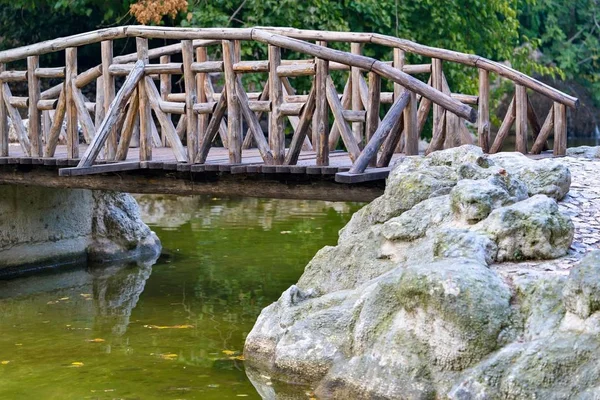 El puente de madera en el parque —  Fotos de Stock