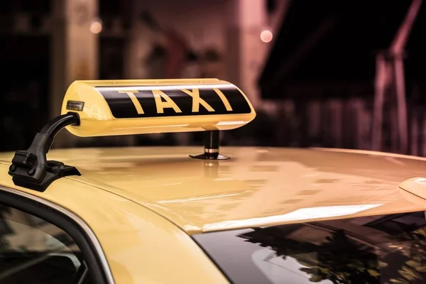 Знак таксі крупним планом — стокове фото