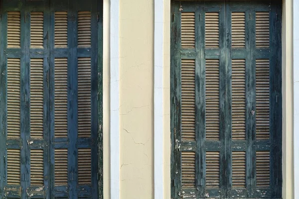 Viejo persiana de madera para ventanas — Foto de Stock