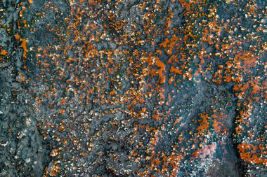 pütürlü rengarenk ve taneli taş yüzeyi