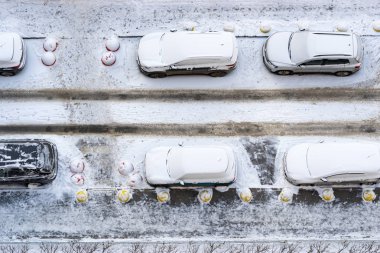 Kışın sokak araba park