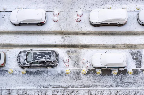 Parkering av bilar på vintern gatan — Stockfoto