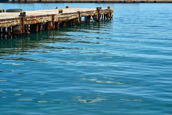 Amarradero Muelle Hormigón Viejo Para Embarcaciones Yates Superficie Tranquila Agua — Foto de Stock