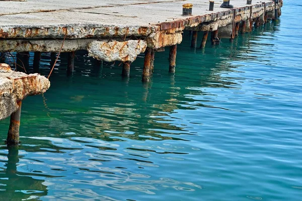 Tekneler Yatlar Sakin Yüzeyi Için Eski Beton Deniz Yatağı Rıhtım — Stok fotoğraf
