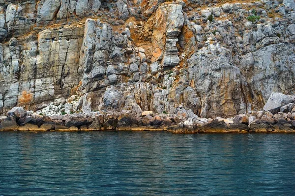 Abstract Textured Rocky Shore Closeup Calm Blue Sea Background — Stock Photo, Image