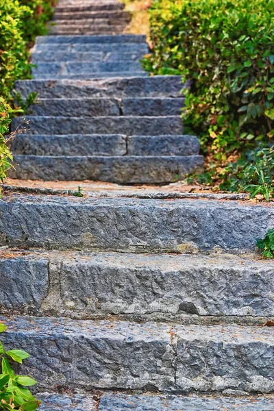 Старая Лестница Каменными Ступенями Парке Открытом Воздухе Крупным Планом Абстрактного — стоковое фото