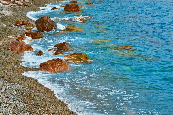 Paesaggio Del Litorale Roccioso Con Surf Onda Schiumosa — Foto Stock