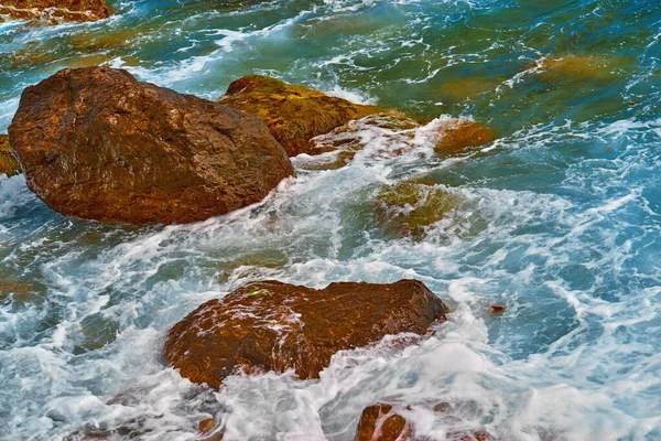 海上冲浪和白色泡沫特写中的大石头 — 图库照片