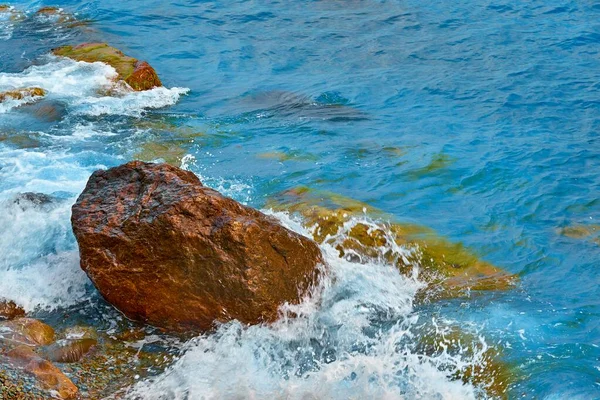 白い泡の中の海の波と大きな石が — ストック写真