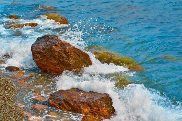 白い泡が閉じ込められた海の波と大きな石 — ストック写真