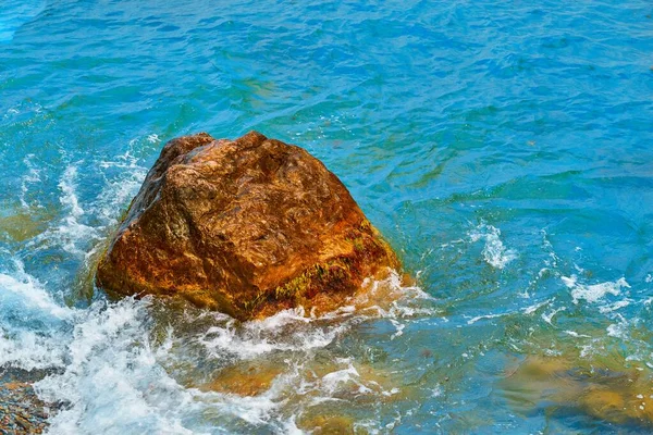 Морський Серфінг Один Великий Камінь Білій Піні Крупним Планом — стокове фото