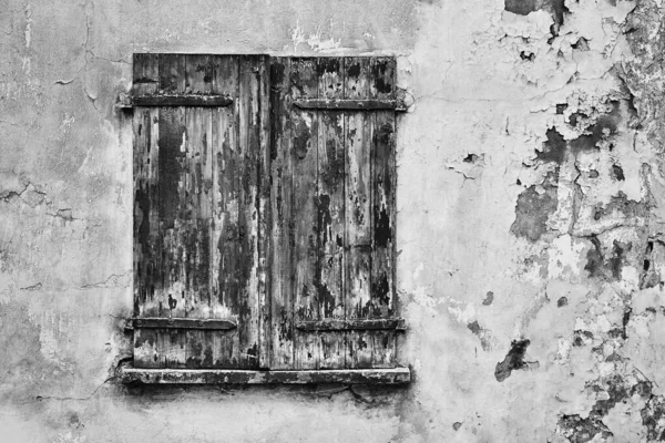 Staré Dřevěné Okenice Jsou Zavřené Jsou Umístěny Staré Omítnuté Zdi — Stock fotografie