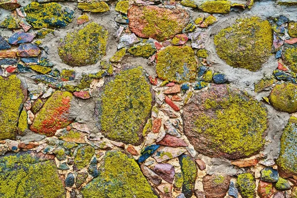 抽象的な背景に緑の苔で覆われた抽象的な石壁の一部が — ストック写真