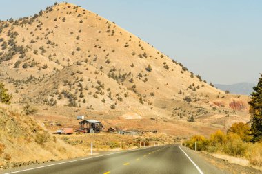 Wheeler County 'de 26. Otoyol' un yanındaki yüksek bir tepenin yanındaki ahır yapım aşamasında.