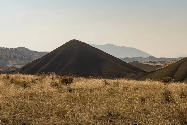 Vue sur le paysage aride des collines peintes — Photo