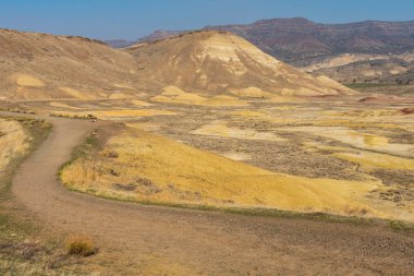 Boyalı Tepeler 'in kurak ve renkli manzarası