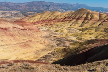 Boyalı Tepeler 'in kurak ve renkli manzarası