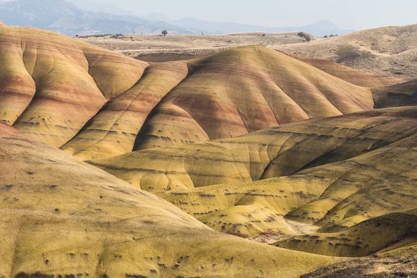 Vistas del paisaje árido y colorido de las colinas pintadas —  Fotos de Stock