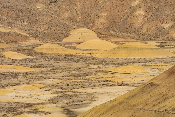 Widok na suchy i kolorowy krajobraz Malowanych Wzgórz — Zdjęcie stockowe
