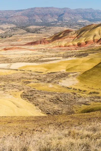 Vistas del paisaje árido y colorido de las colinas pintadas — Foto de Stock