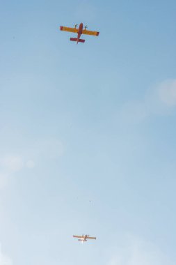 İspanyol ordusunun su uçağı Caceres yakınlarında bir ateşin üzerinde uçuyor.