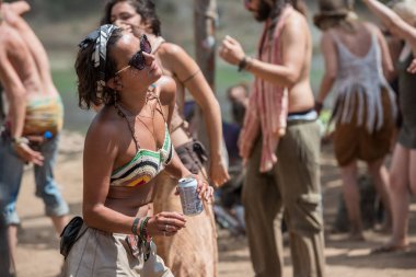 Riomalo de Abajo psytrance Lost Theory festivalinin ana sahnesinde dans İnsanlar