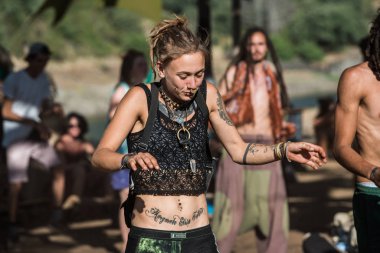 Riomalo de Abajo 'daki Kayıp Teoriler Festivali' nin ana sahnesinde dans eden genç bir kadın görülüyor.