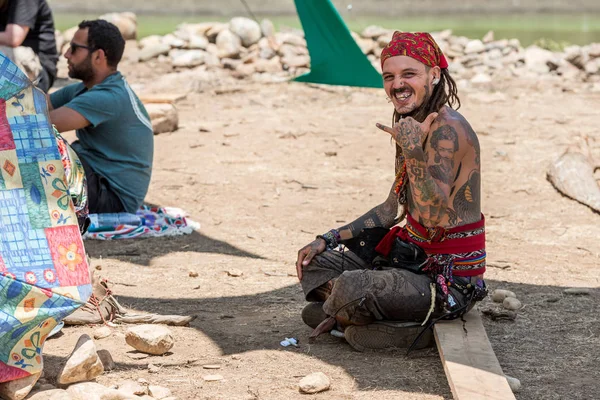 Een getatoeëerde en piraat sjaal op zijn hoofd kijkt naar de camera op het psytrance Lost Theory festival in Riomalo de Abajo — Stockfoto