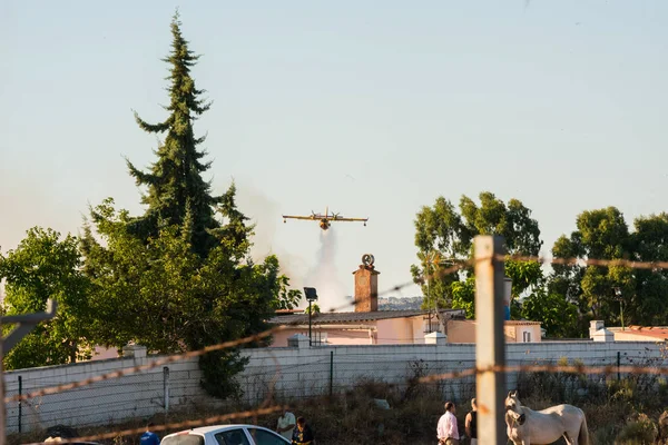 Waterkrachtcentrale van het Spaanse leger die water loost terwijl ze over een brand bij Caceres vliegen — Stockfoto