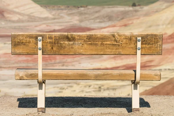 Detail of a bench facing the colorful landscape in Painted Hills Overlook — Stock Photo, Image