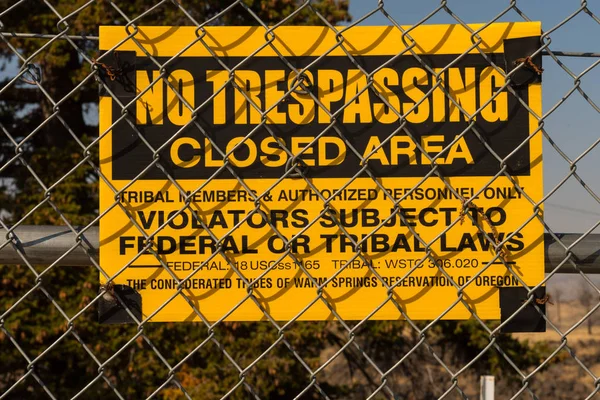 Geen Indringers bord, gesloten gebied, op een hek op het Indiase reservaat in Warm Springs — Stockfoto