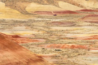 Boyanmış Tepelerin kurak, dalgalı ve renkli manzarasının ayrıntıları
