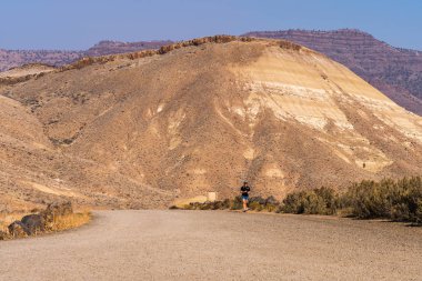 Boyalı Tepeler 'de bir turist yürüyor.