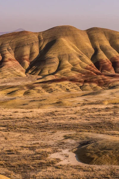 Detalle de una de las onduladas y coloridas colinas en Painted Hills al atardecer —  Fotos de Stock