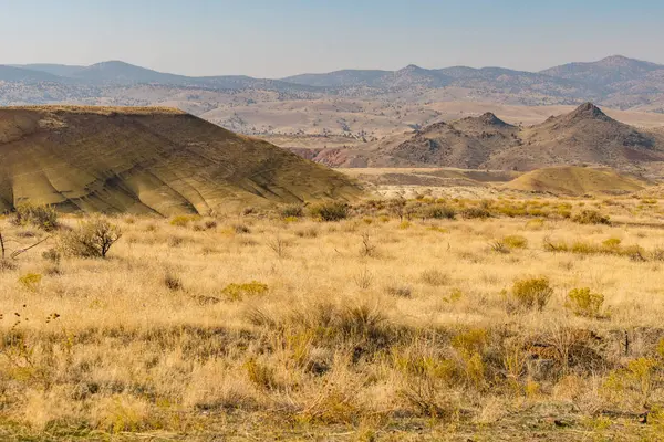 Vistas del paisaje árido y colorido de las colinas pintadas — Foto de Stock