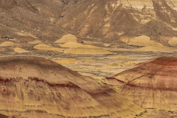Vistas del paisaje árido y colorido de las colinas pintadas —  Fotos de Stock