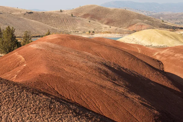 Montículos rojos de tierra agrietada en el camino de la ensenada de pintura en las colinas pintadas —  Fotos de Stock