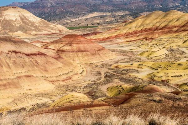 Widok na suchy i kolorowy krajobraz Malowanych Wzgórz — Zdjęcie stockowe