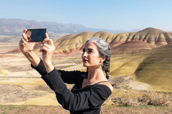 Una joven morena con hebras grises se hace selfies en Painted Hills Overlook — Foto de Stock