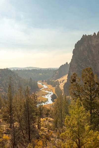 Vistas al atardecer del río Torcido en el Parque Estatal Smith Rock — Foto de Stock