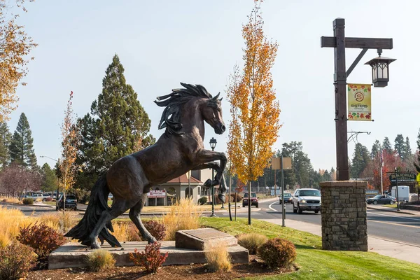 A bronze sculpture of a ramping horse on one of the main streets of Sisters, Oregon, USA. — Stock Photo, Image