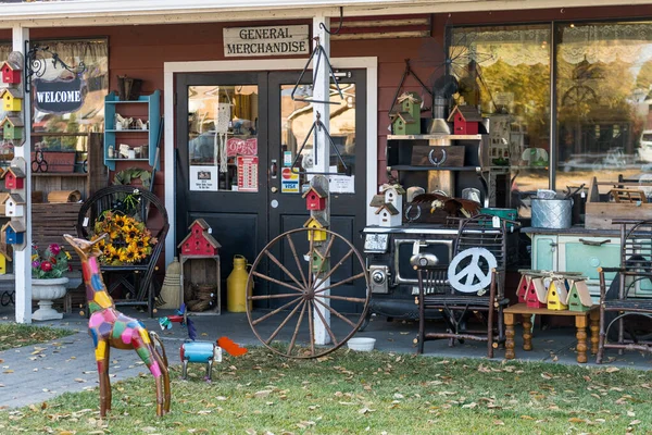 Negozio di oggetti d'antiquariato e di seconda mano Heritage USA a Sisters, Oregon, USA . — Foto Stock