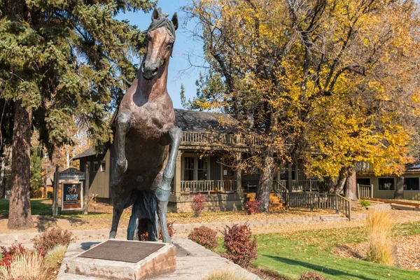 Een bronzen beeld van een wild paard op een van de hoofdstraten van Zusters, Oregon, Usa. — Stockfoto