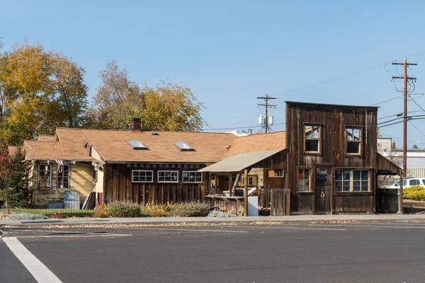 Lado de uma casa de madeira na cidade de Sisters, Oregon, EUA — Fotografia de Stock